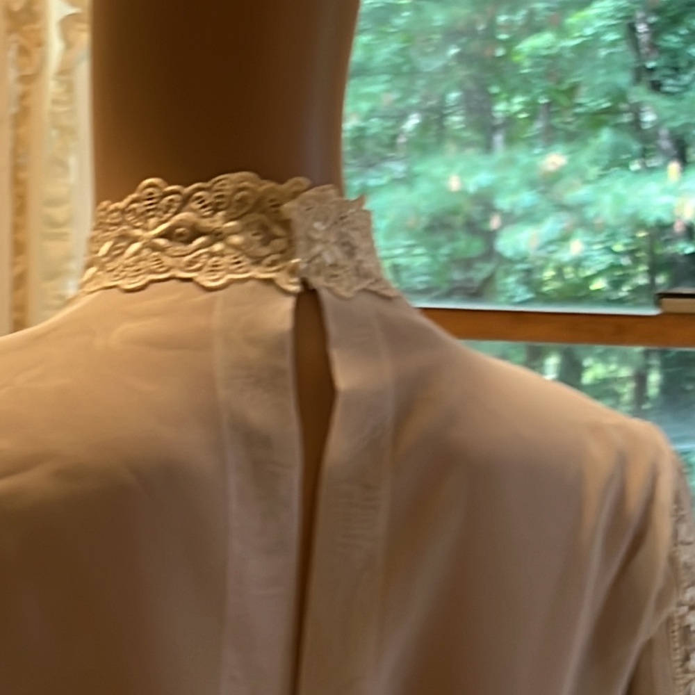 Vintage 1970s Long Sleeve Wedding Gown with Train Size Small Lace Daisy Details - Picture 9 of 15